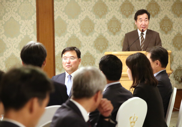 이낙연 국무총리가 2일(현지시간) 쿠웨이트 리젠시호텔에서 열린 수행기업인 간담회에서 인사말을 하고 있다./연합뉴스