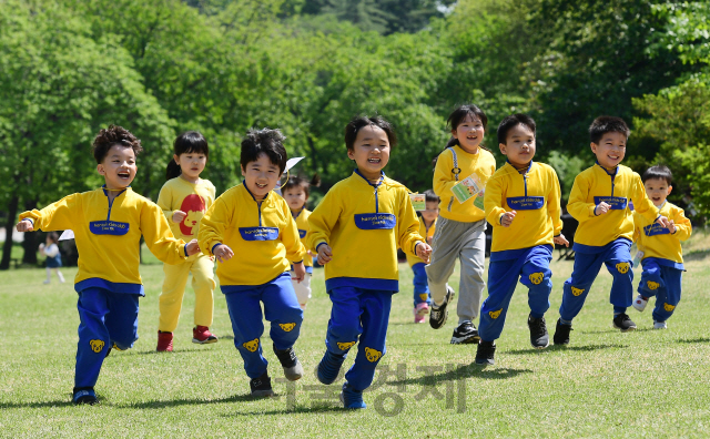 어린이날의 앞둔 3일 서울 어린이대공원을 찾은 아이자연놀이 유치원생들이 즐거운 시간을 보내고 있다./권욱기자 2019.05.03