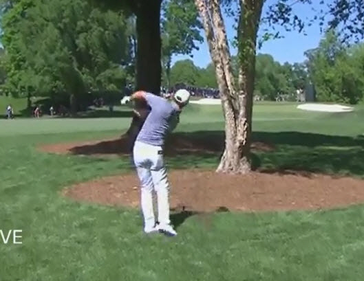 로리 매킬로이가 12번홀 러프 지역에서 나무 사이를 통과해 오른쪽으로 휘어지는 샷을 시도하고 있다. /PGA투어 홈페이지 동영상