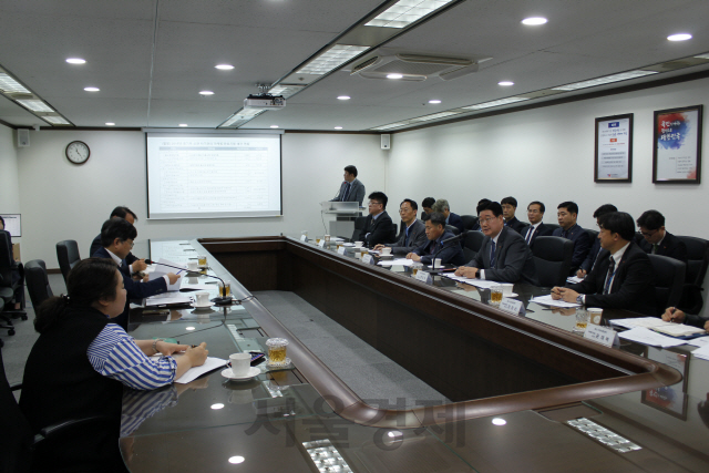 3일 서울 양천구 목동 중기유통센터에서 중기유통센터 관계자들과 청와대 일자리수석실 담당자들이 소상공인의 판로지원을 위한 간담회를 진행하고 있다./사진제공=중기유통센터