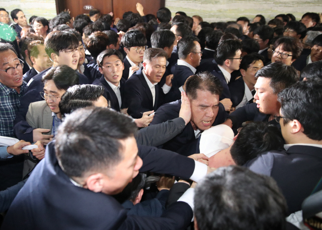 자유한국당 의원과 보좌관들이 지난달 25일 국회 의안과 진입을 시도하다 국회 관계자들과 몸싸움을 벌이고 있다. /연합뉴스