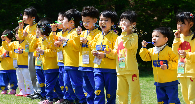 어린이날의 앞둔 3일 서울 어린이대공원을 찾은 유치원생들이 비눗방울을 불며 즐거운 시간을 보내고 있다./서울경제DB