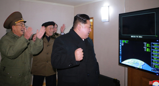 2017년 11월 29일 ICBM급 화성15형 발사 이후 기뻐하는 김정은 북한 국무위원장./연합뉴스
