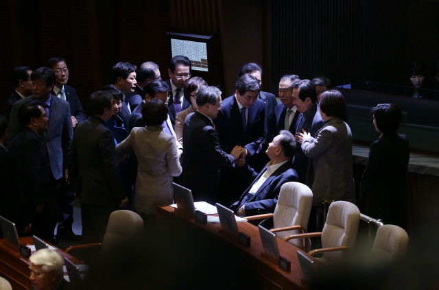 [뒷북정치]한국당이 '독재타도·헌법수호' 외치는 이유?