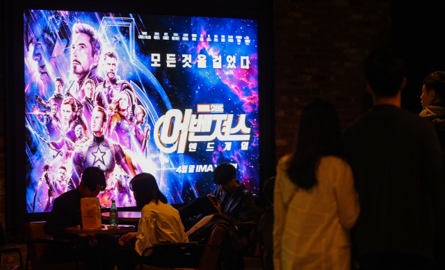 지난달 28일 영화 ‘어벤져스 4’를 보기 위해 서울 시내의 영화관을 찾은 관객들이 로비에서 대기하고 있다. /연합뉴스