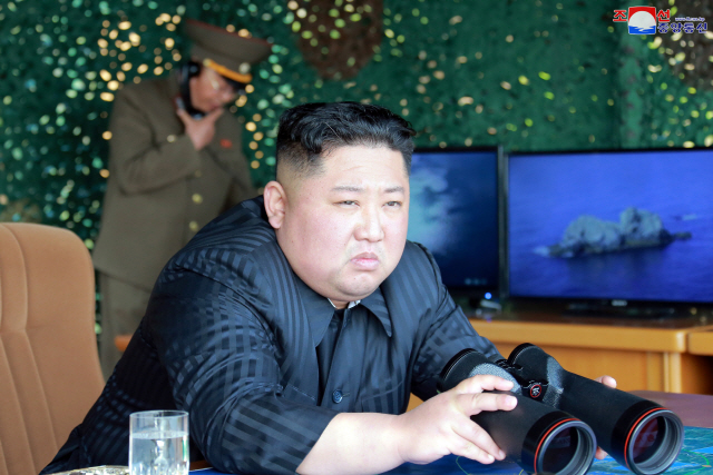 김정은 북한 국무위원장이 지난 4일 동해상에서 진행된 대구경 장거리 방사포와 전술유도무기 화력타격훈련을 참관했다고 조선중앙통신이 5일 보도했다./연합뉴스