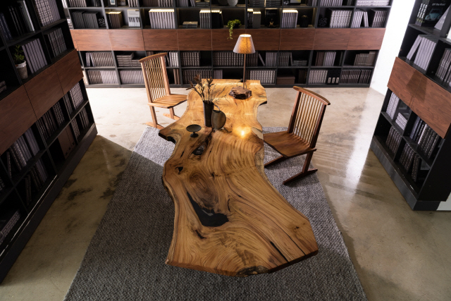 느티나무로 제작한 우드슬랩테이블의 모습입니다. 아주 멋스럽죠. 제공=스튜디오삼익/죽산목공소