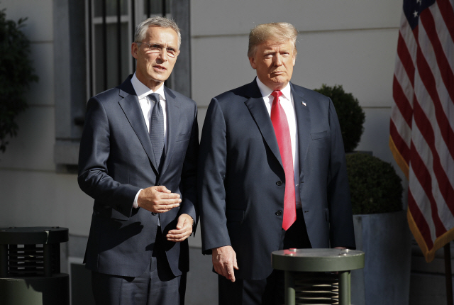 도널드 트럼프(오른쪽) 미국 대통령과 옌스 스톨텐베르그 북대서양조약기구(NATO·나토)사무총장/브뤼셀=AP연합뉴스