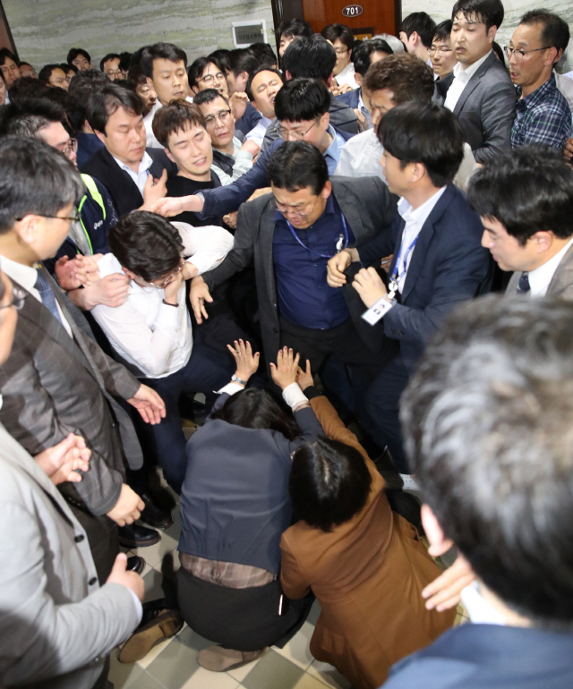 민주당 당직자와 국회 관계자들이 지난달 26일 새벽 여야4당의 검경수사권 조정 법안을 제출하기 위해 한국당 당직자들이 점거하고 있는 국회 의안과 진입을 시도하면서 몸싸움을 벌이다 양측 부상자가 속출하고 있다. /연합뉴스