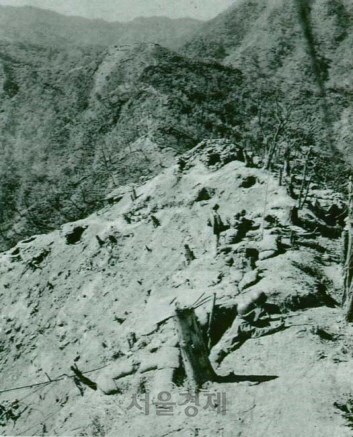 1951년 10월 금성계곡이 보이는 산마루를 지키고 있는 제24보병사단 소속 콜롬비아 대대./사진자료=전쟁기념관 홈페이지