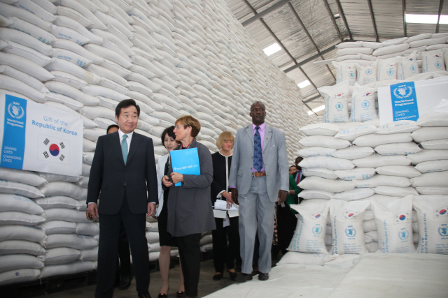 2018년 7월 케나 나이로비에서 한국이 아프리카 지역에 무상 제공한 쌀을 둘러보는 이낙연 총리. 한국은 원조를 받다가 주게 된 세계 유일의 국가다./연합뉴스