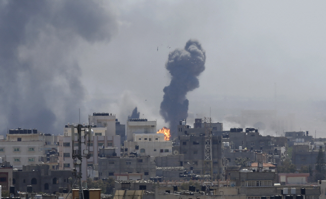 4일(현지시간) 이스라엘군의 공습으로 팔레스타인 자치령인 가자지구의 중심도시 가자시티에서 검은 연기가 피어오르고 있다. /가자시티=AP연합뉴스