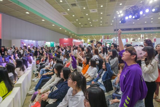 CJ ENM이 주관하는 대규모 뷰티 페스티벌 ‘겟잇뷰티콘 ’ 현장에서 참가자들이 열정적으로 참여하고 있다. /사진제공=CJ EN
