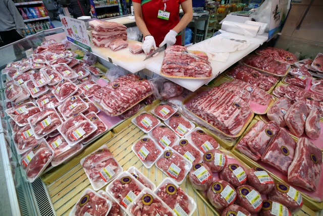 세계 최대 돼지고기 소비국인 중국에서 아프리카돼지열병(African swine fever·ASF)이 확산하면서 국내 돼지고기 가격도 오름세를 보이고 있다. 사진은 지난달 28일 오후 서울 시내의 한 대형마트에서 판매되고 있는 돼지고기 모습. /연합뉴스