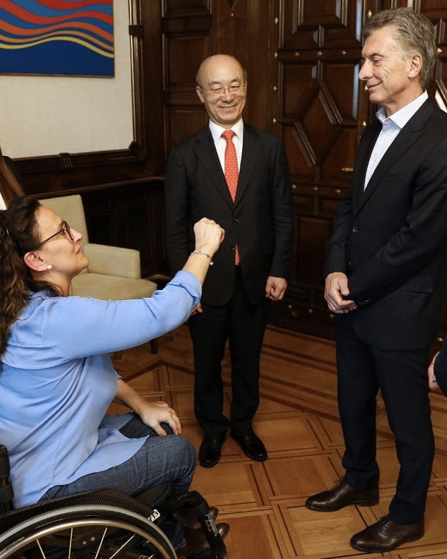 김조원(가운데) KAI 사장이 아르헨티나를 방문해 마우리시오 마크리(오른쪽) 대통령, 가브리엘라 미체티 부통령과 대화하고 있다./사진제공=KAI