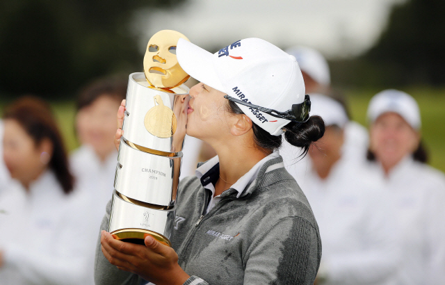 김세영이 6일 LPGA 투어 메디힐 챔피언십에서 우승한 뒤 트로피에 입을 맞추고 있다. /데일리시티=AFP연합뉴스