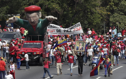 니콜라스 마두로 현 베네수엘라 대통령을 지지하는 친정부 시위대가 1일(현지시간) 수도 카라카스 시내를 행진하고 있다. /카라카스=AP연합뉴스