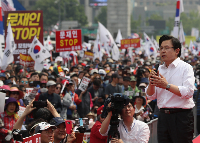 자유한국당 황교안 대표가 지난 4일 서울 광화문광장 일대에서 열린 ‘문재인 STOP, 국민이 심판합니다’ 3차 장외집회에서 연설하고 있다. /연합뉴스