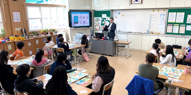 롯데손해보험 직원이 7일 제주시 도두동 도리초등학교에서 ‘신용관리 보드게임’을 이용한 금융교육을 진행 중이다. 롯데손해보험은 지난 2016년부터 초·중·고교와 자매결연을 맺고 금융교육을 하는 ‘1사 1교 금융교육’ 프로그램을 실시해왔다. /사진제공=롯데손해보험