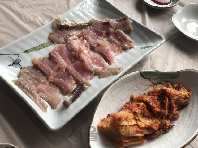 목포 ‘금메달 식당’의 홍어 삼합.
