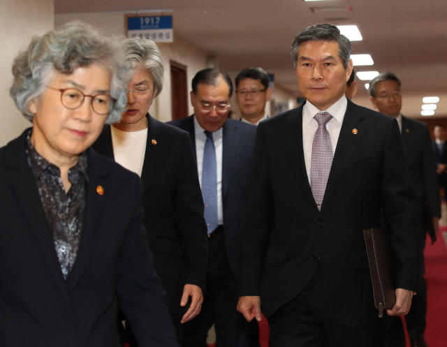 정경두(오른쪽) 국방부 장관이 7일 오전 정부서울청사에서 열린 국무회의에 입장하고 있다. /연합뉴스