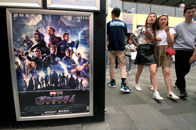 중국 관객들이 이달 3일(현지시간) 베이징의 한 영화관에서 ‘어벤져스:엔드게임’ 포스터를 지나고 있다. /베이징=UPI연합뉴스