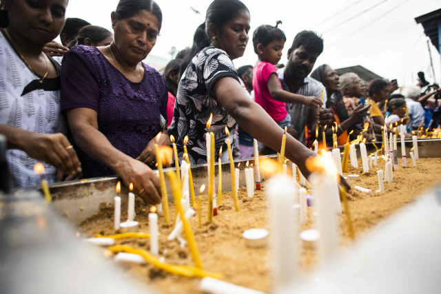 스리랑카 기독교 신자들이 지난달 28일(현지시간) 콜롬보에서 폭탄테러 희생자들을 추모하고 있다. /콜롬보=AFP연합뉴스