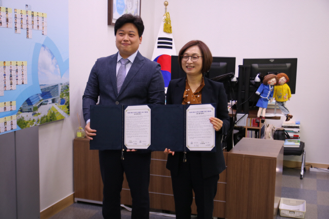 왼쪽부터 이강민 사랑과선행 대표, 은수미 성남시장