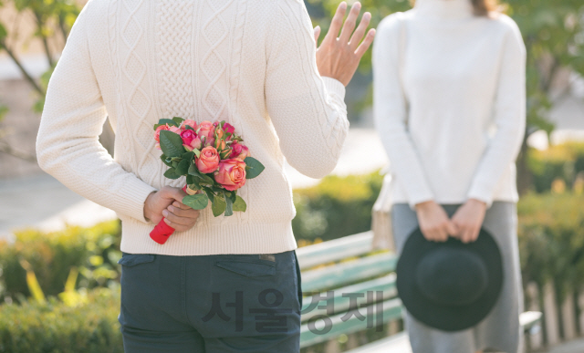 미혼 남녀를 대상으로 설문조사를 한 결과 2명 중 1명은 이미 헤어진 이유로 다시 헤어질 것 같아 옛 애인과 사귀지 않을 것이라 답했다./이미지투데이