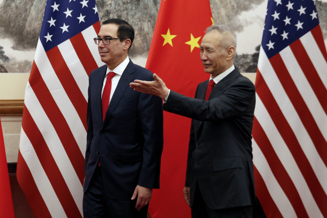 스티븐 므누신(왼쪽) 미국 재무장관과 류허 중국 부총리가 이달 1일(현지시간) 중국 베이징에서 열린 무역협상에 참석하고 있다. /베이징=AP연합뉴스