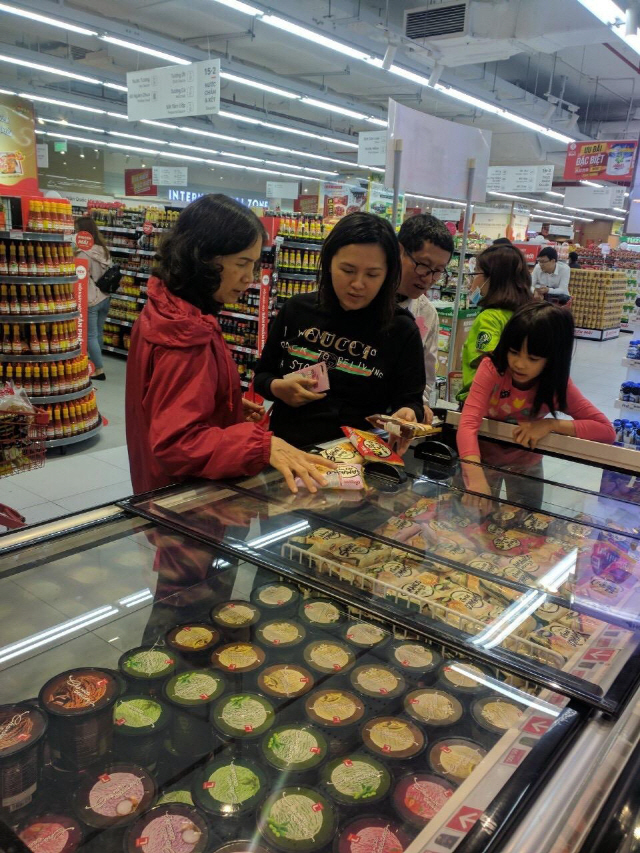 베트남 소비자들이 현지 슈퍼마켓에서 빙그레 ‘붕어싸만코’를 구입하고 있다. /사진제공=빙그레