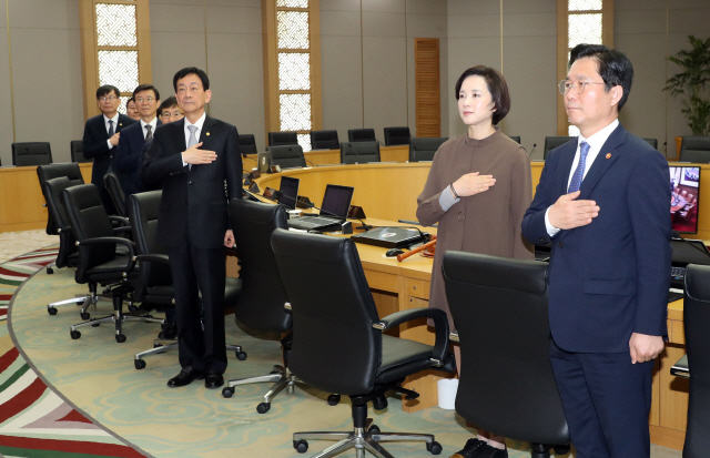 유은혜 부총리 겸 교육부 장관, 진영 행정안전부 장관, 성윤모 산업통상자원부 장관 등 국무위원들이 7일 정부세종청사에서 열린 영상 국무회의에서 국기에 경례하고 있다.       /연합뉴스