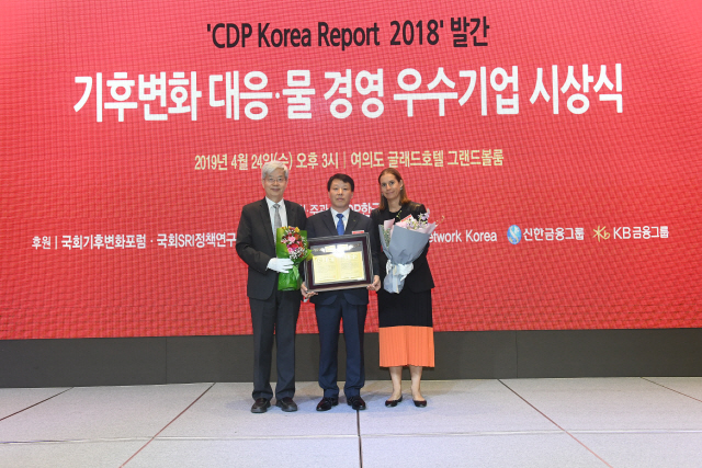 현대건설 관계자들이 지난 4월 개최된 ‘2018 CDP 코리아 시상식’에서 5년 연속 탄소경영 아너스 클럽 상을 수상한 뒤 기념촬영을 하고 있다. /사진제공=현대건설