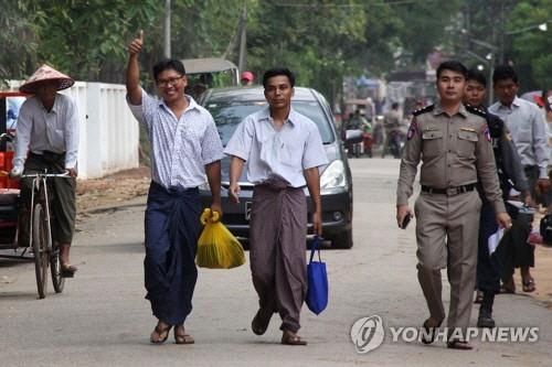 석방된 ‘로힝야 학살’ 취재기자들. /연합뉴스