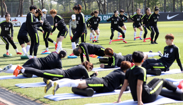 오는 6월7일 프랑스에서 개막하는 FIFA 여자월드컵에 참가할 한국 대표팀 선수들이 7일 파주 NFC에 소집돼 몸을 풀고 있다. /연합뉴스