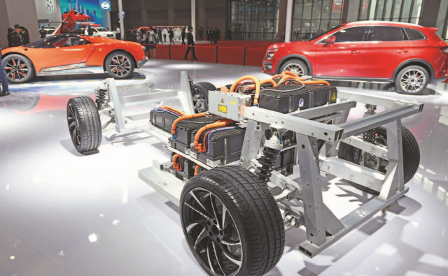 지난 4월 중국 상하이에서 열린 ‘상하이모터쇼’에 한 중국업체가 만든 전기차 차대가 전시돼 있다. /AFP연합뉴스