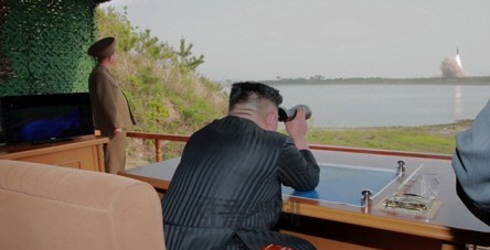 북한 조선중앙TV가 5일 전날 동해 해상에서 김정은 국무위원장 참관 하에 진행된 화력타격 훈련 사진을 방영했다. 김정은 국무위원장이 훈련을 지켜보는 모습./연합뉴스