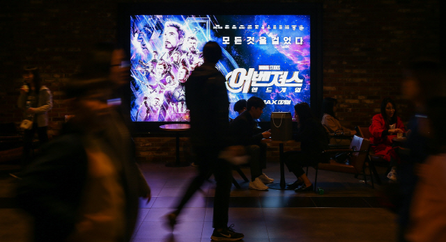서울 시내의 한 영화관에서 시민들이 영화를 보기 위해 기다리고 있다. /연합뉴스