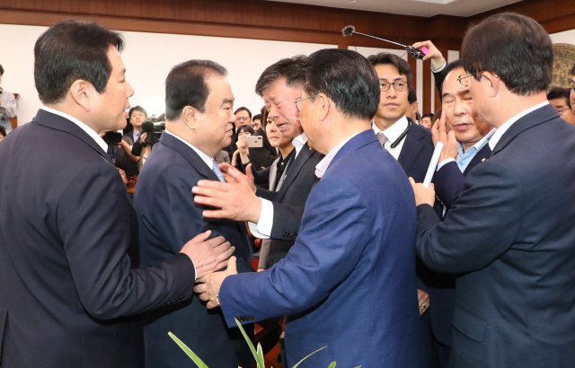 문희상 국회의장(왼쪽 두번째)이 지난달 24일 오전 여야 4당의 선거제·개혁법안 패스트트랙 문제로 국회의장실을 항의 방문한 자유한국당 의원들과 대화 후 나가려 하자 제지 당하고 있다. /연합뉴스