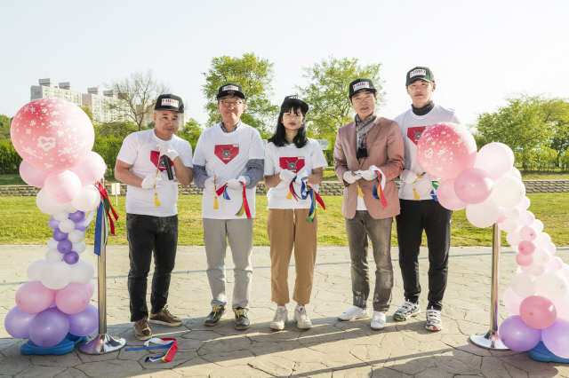 이영식 한샘 사장(왼쪽 두번째)이 7일 여자청소년야구단 창단을 알리며 테이프를 자르고 있다. /사진제공=한샘