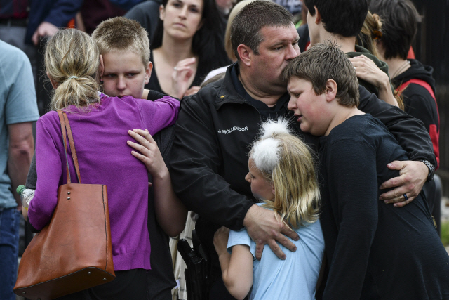 7일(현지시간) 미국 콜로라도주 하이랜드 랜치의 한 고등학교에서 총격 사고가 발생한 뒤 경찰관들이 학생들을 위로하고 있다. /하이랜드 랜치=AFP연합뉴스