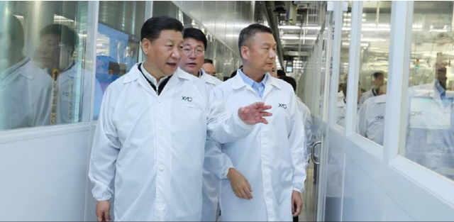 시진핑 중국 국가주석이 지난해 4월 중국 우한에 있는 양쯔메모리테크놀로지(YMTC) 생산라인을 둘러보고 있다. /사진=YMTC 홈페이지
