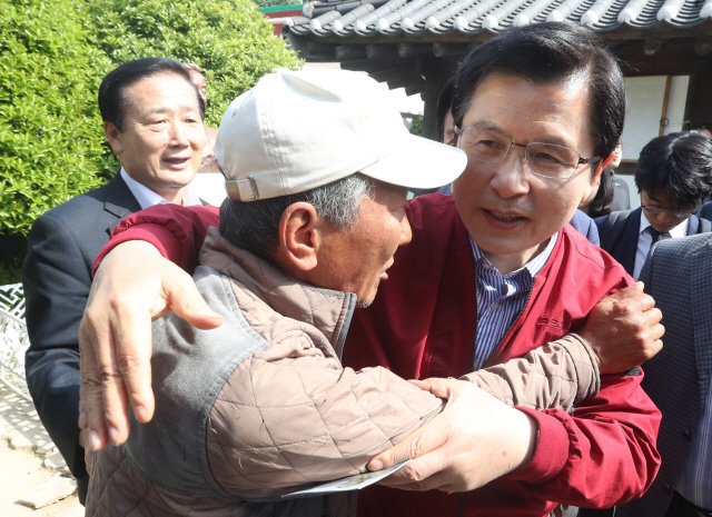 자유한국당 황교안 대표가 8일 오전 경남 거제시 장목면 김영삼 전 대통령 생가를 방문, 한 시민과 인사하고 있다. /연합뉴스