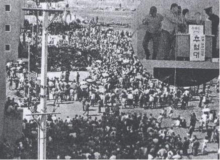 1972년 서울 개봉동 임대아파트 추첨에 몰려든 인파로 거리가 북새통을 이루고 있다./사진제공=LH