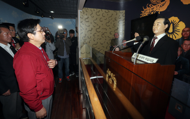 황교안 자유한국당 대표가 8일 경남 거제시 장목면 김영삼대통령기록전시관을 방문해 시설을 둘러보고 있다. /연합뉴스