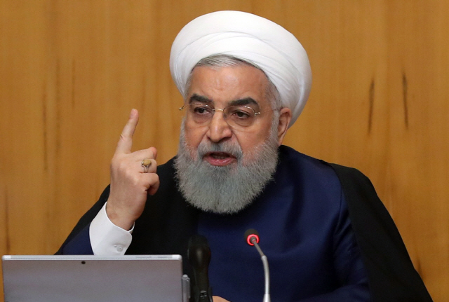 하산 로하니 이란 대통령이 8일(현지시간) 국영방송 IRIB를 통해 생중계된 대국민연설에서 이란 핵 합의(JCPOA·포괄적공동행동계획) 이행을 일부 중단하겠다고 밝히고 있다. /테헤란=EPA연합뉴스