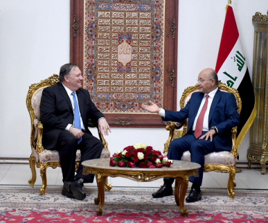 마이크 폼페이오(왼쪽) 미국 국무장관과 바르함 살리 이라크 대통령이 7일(현지시간) 이라크 대통령 집무실에서 만나 최근 이란 상항 등을 둘러싼 얘기를 나누고 있다. /바그다드=로이터연합뉴스