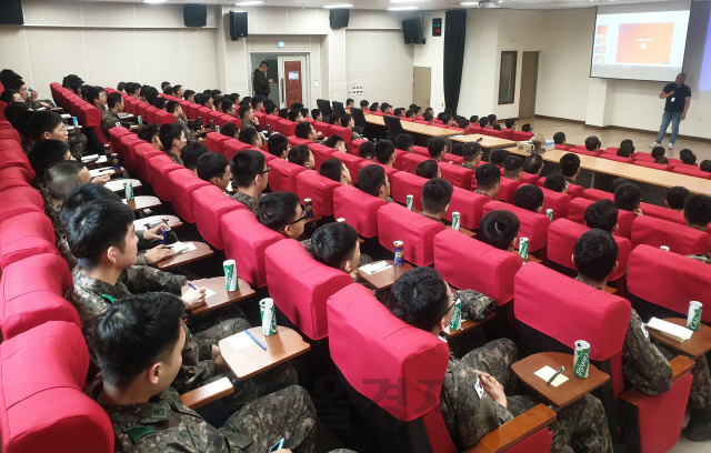 8일 광주 31사단 소속 장교와 장병들이 창업에 대한 강의를 듣고 있다./사진제공=창업진흥원