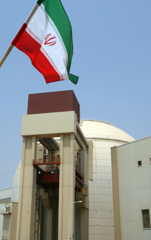 이란 남부에 자리한 민간 핵 발전소인 부셰르 발전소 앞에 이란 국기가 펄럭이고 있다. /AFP연합뉴스