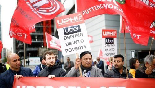 영국 런던에서 운전자들이 시위를 하고 있는 모습이다. 이들은 ‘빈곤으로 향하는 운전을 하고 있다’는 피켓을 들고 9시간 가량 우버의 앱을 꺼놓는 등의 항의 시위를 진행했다./로이터연합뉴스